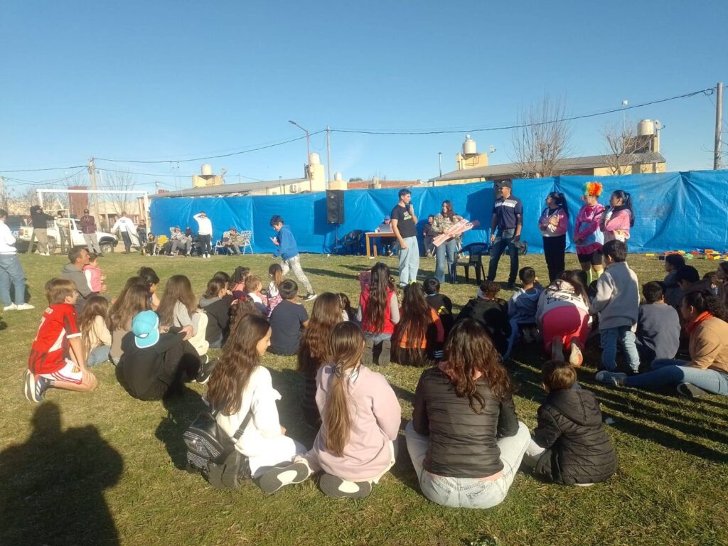 niños festejando su día en el SUM de la Comuna