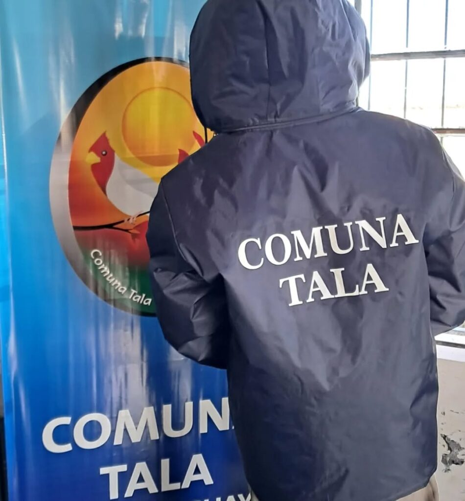 empleado vistiendo piloto de lluvia