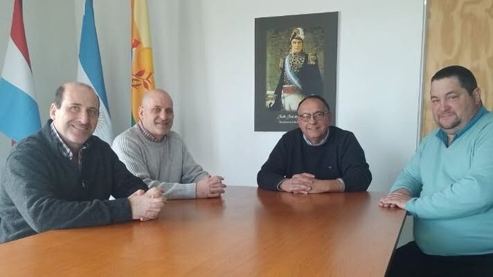 Directivos de la Comuna junto a integrantes de la Cooperativa de Electricidad Ruta Jota.