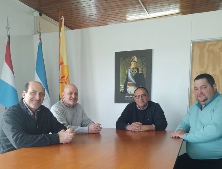 Directivos de la Comuna junto a integrantes de la Cooperativa de Electricidad Ruta Jota.