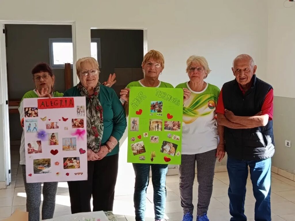 Integrantes del taller mostrando sus trabajos