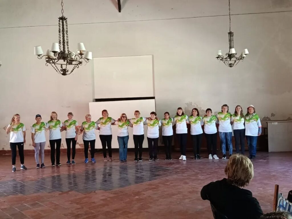 Puede ser una imagen de 17 personas y clarinete