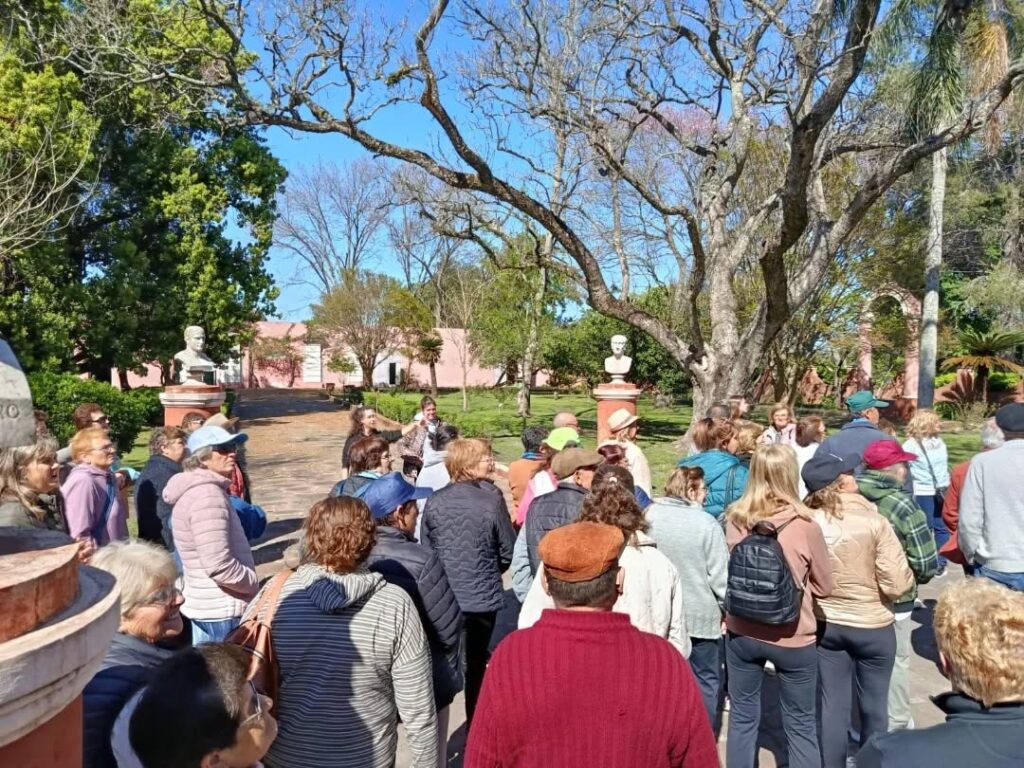 Puede ser una imagen de 6 personas, multitud y monumento