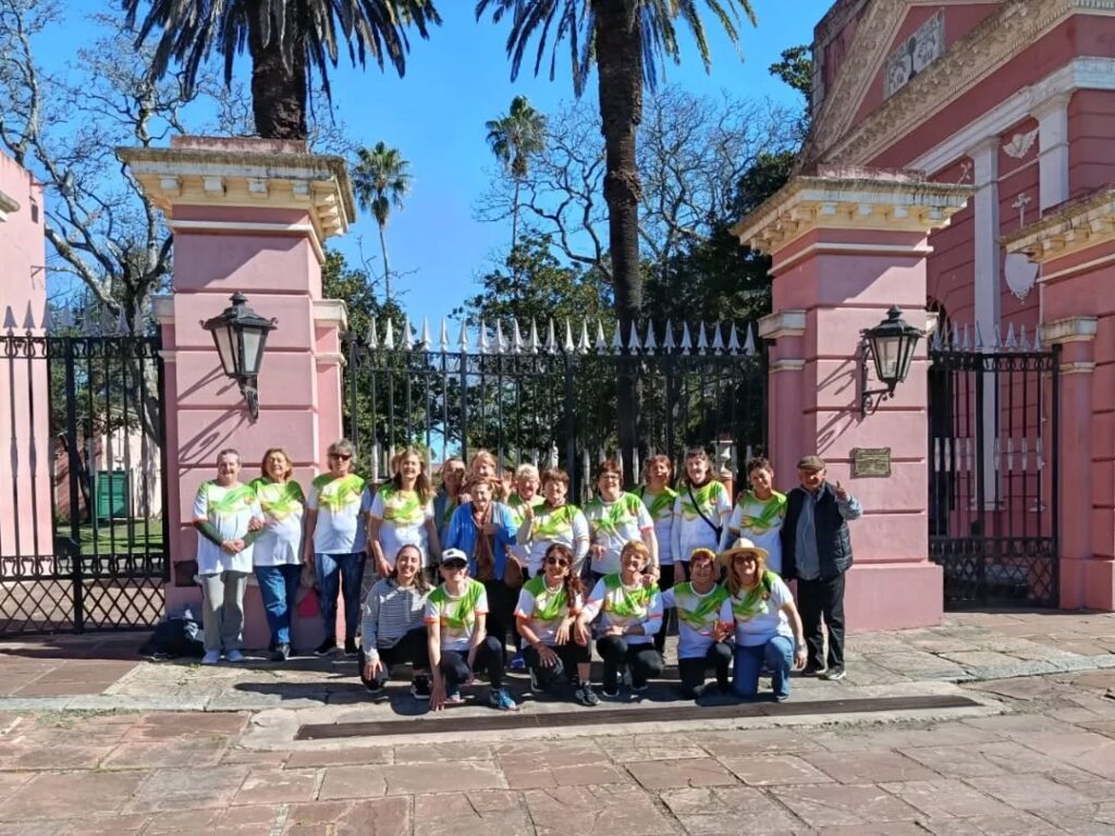 Puede ser una imagen de 5 personas