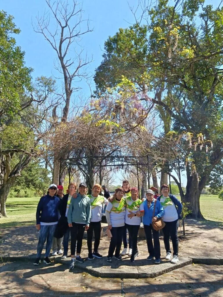 Puede ser una imagen de 7 personas, césped y árbol