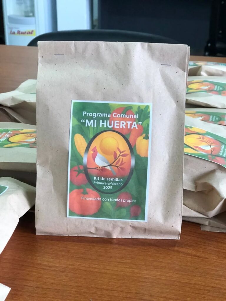 Puede ser una imagen de taza de café y texto que dice "la Rural Ra Programa ProgramaComunal Comunal "MI HUERTA" 11- Kit Kitdesemillas de semillas Primavera-Verano Primavera-Veranc 2025 Financiado Financiado.confondospropios con fondos propios"