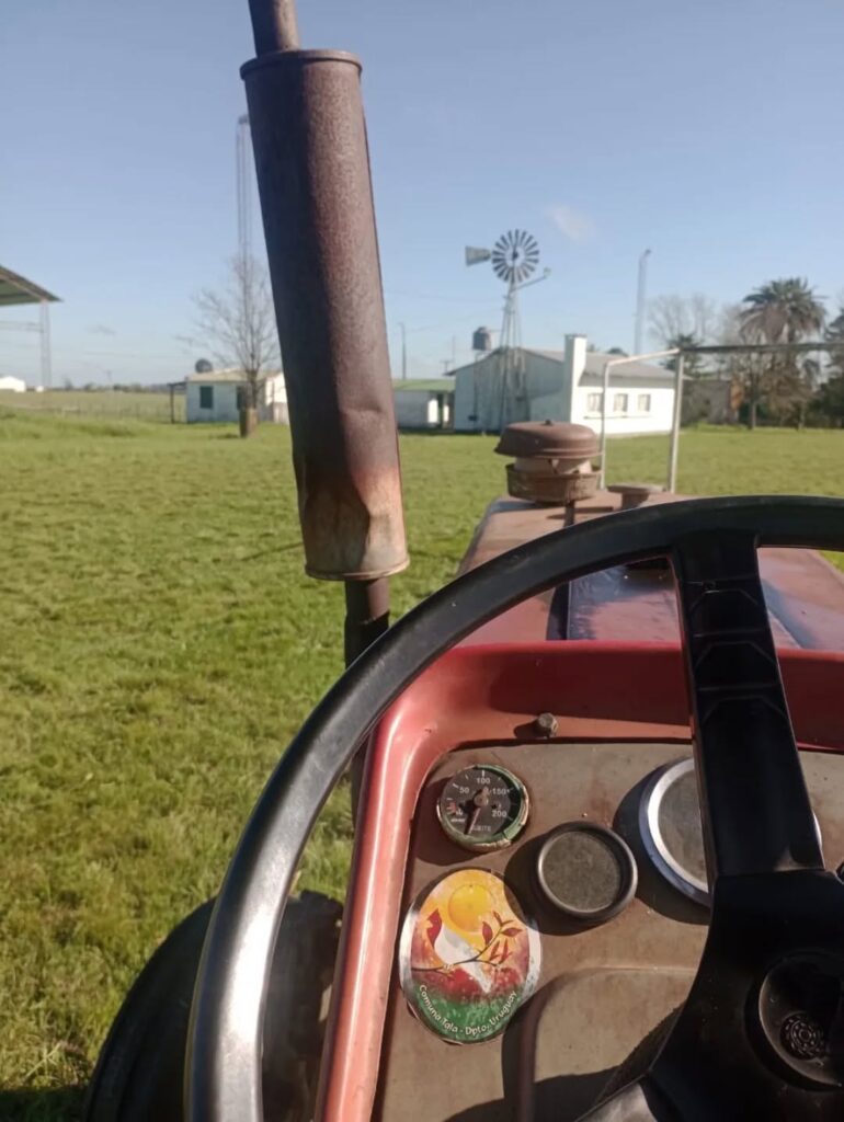 Puede ser una imagen de tractor y molino de viento