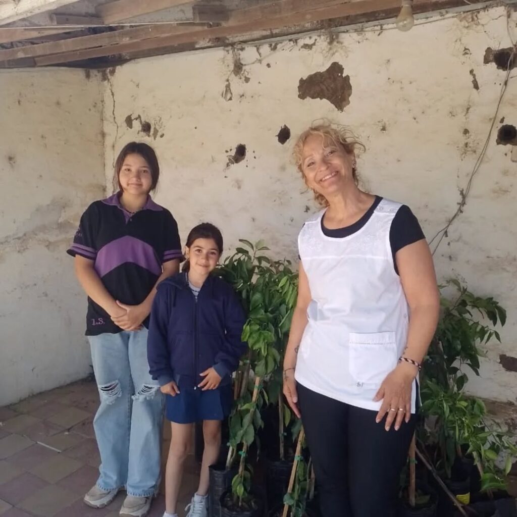 Puede ser una imagen de una o varias personas, personas sonriendo y árbol