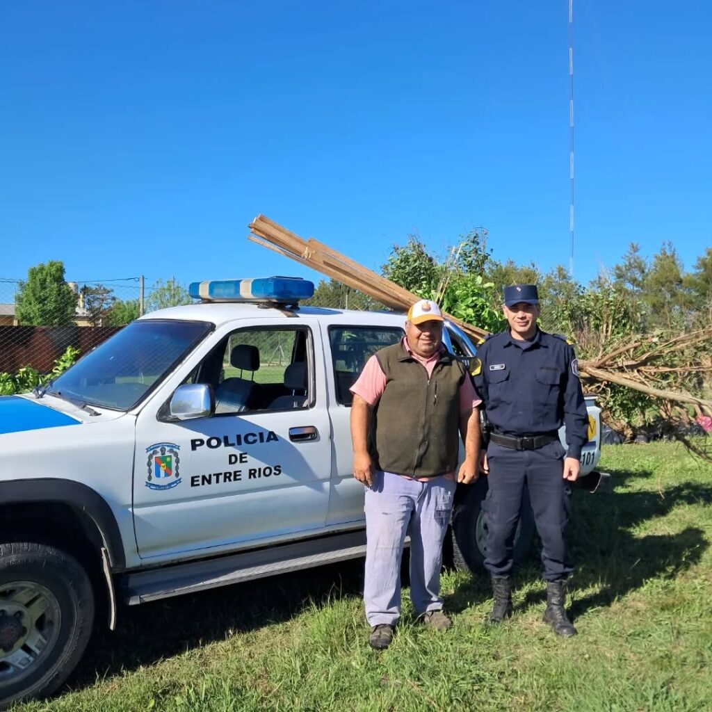 Puede ser una imagen de árbol y texto que dice "POLICIA DE ENTRE ENTRERIOS RIOS"