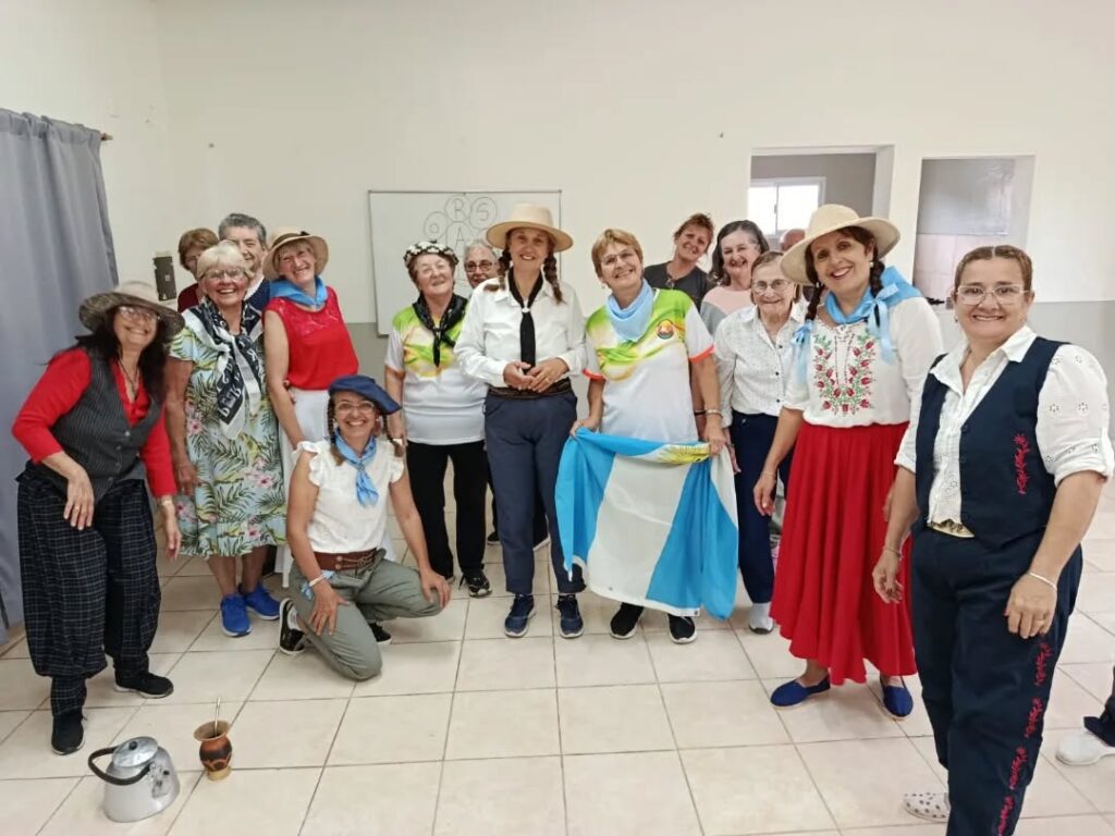 Puede ser una imagen de una o varias personas y dirndl