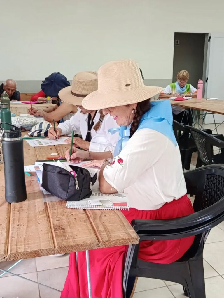 Puede ser una imagen de estudiar y plancha para ropa