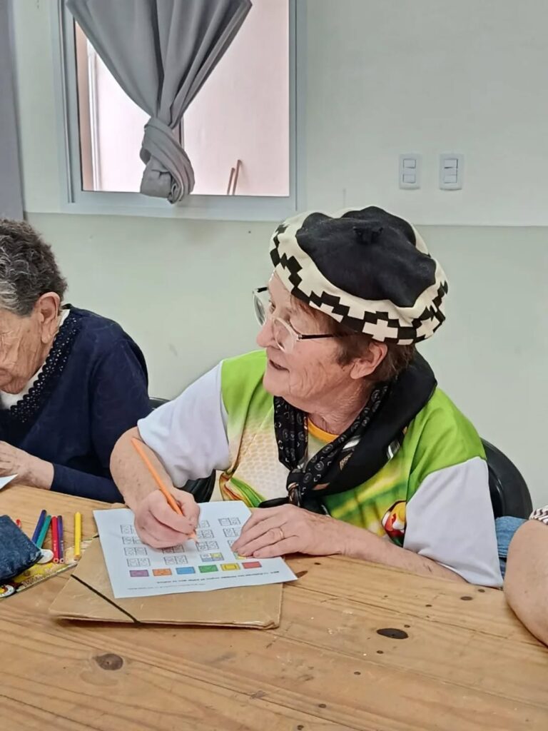 Puede ser una imagen de estudiar, sombrero, anteojos y texto