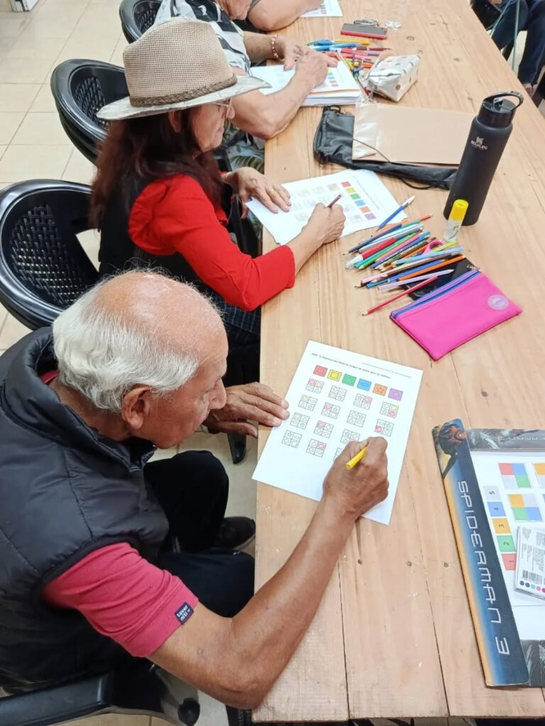 Puede ser una imagen de una o varias personas, personas estudiando, juguete para niños, sombrero y texto