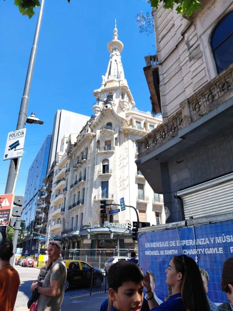 Puede ser una imagen de la Basílica del Sagrado Corazón de Montmartre y texto