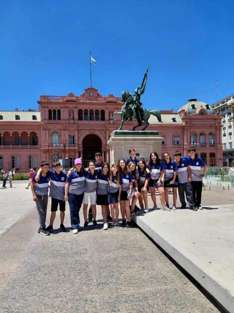 Puede ser una imagen de monumento