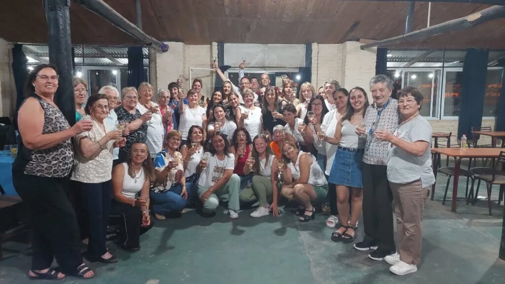 Puede ser una imagen de una o varias personas y personas sonriendo