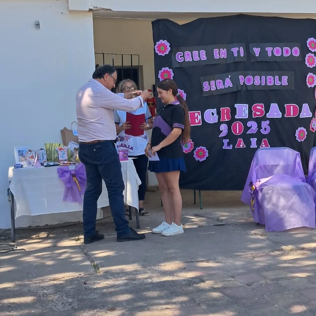 Puede ser una imagen de una o varias personas y texto que dice "EN TIYTODO TI Y TODO SERA SERAPOSIBLE POSIBLE EGRESADA 2025 LAIA ZOALIA zdAr"