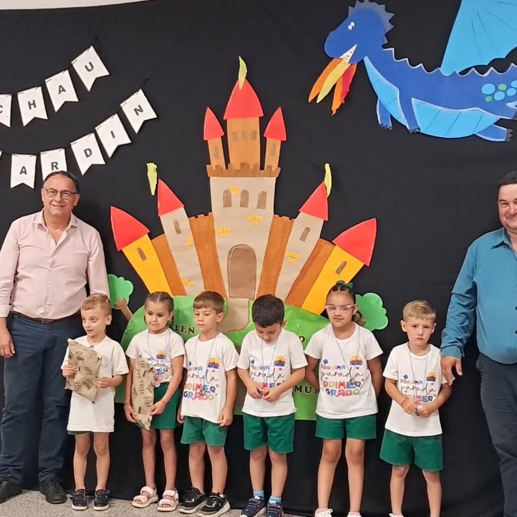 Puede ser una imagen de niños y texto que dice "U A H N A R R ዎር EN ኑኤራ N PIMED" CAIDO"