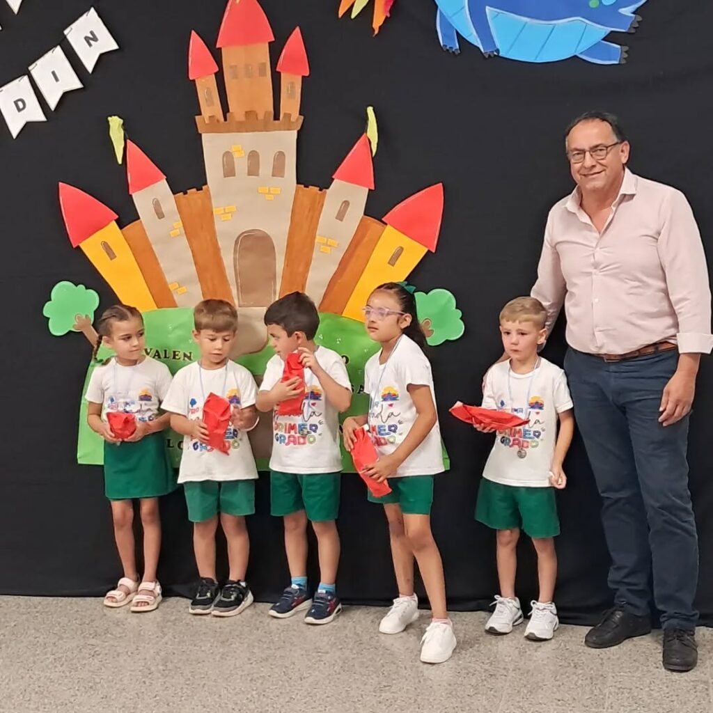 Puede ser una imagen de niños, juguete para niños y texto