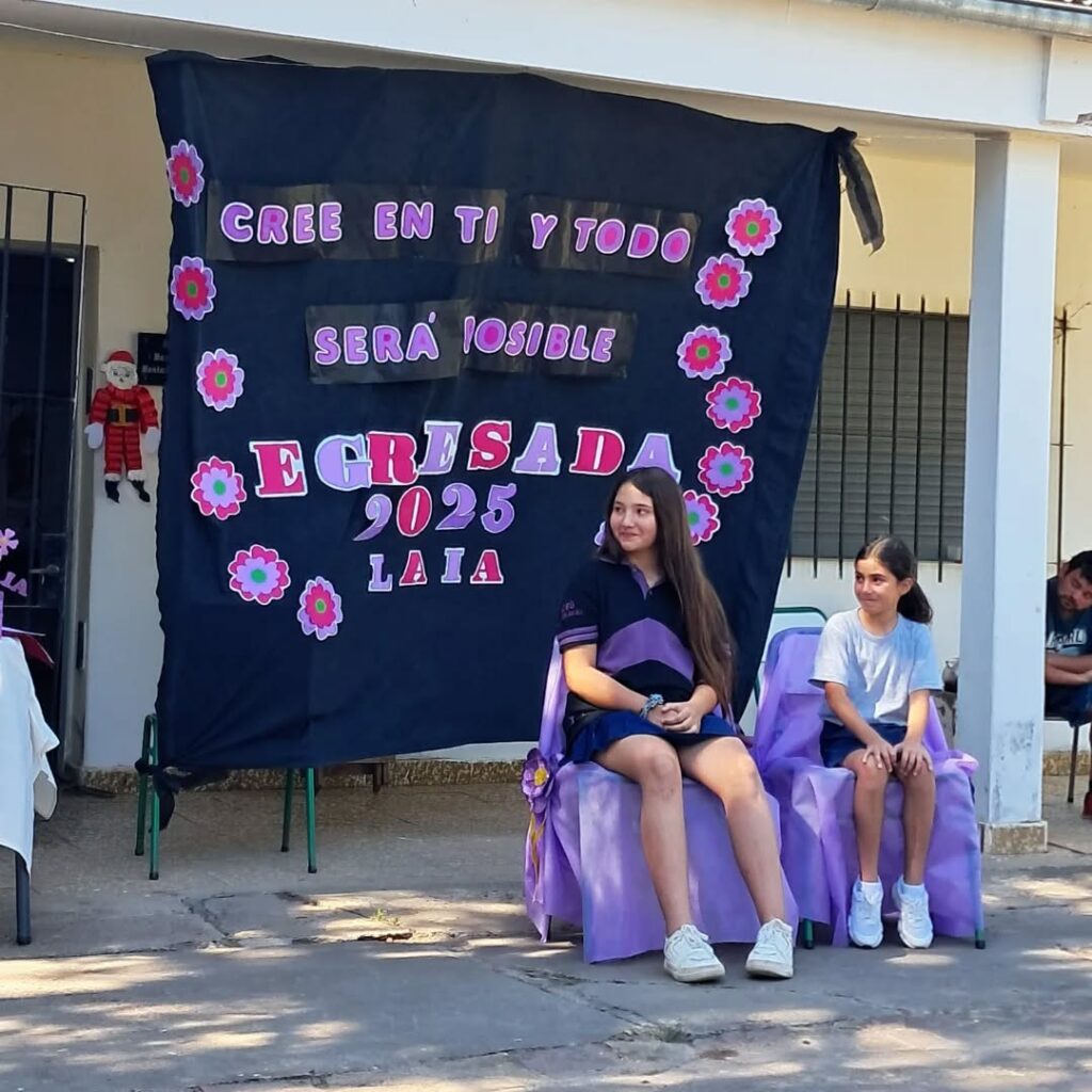 Puede ser una imagen de ‎una o varias personas, personas sonriendo y ‎texto que dice "‎GREE EN CREBENTITODO ENTI EN TI TI Y TODO SERA SERAIOSIBLE POSIBLE ECRISADA 9025 LAIA فانق クリハ‎"‎‎