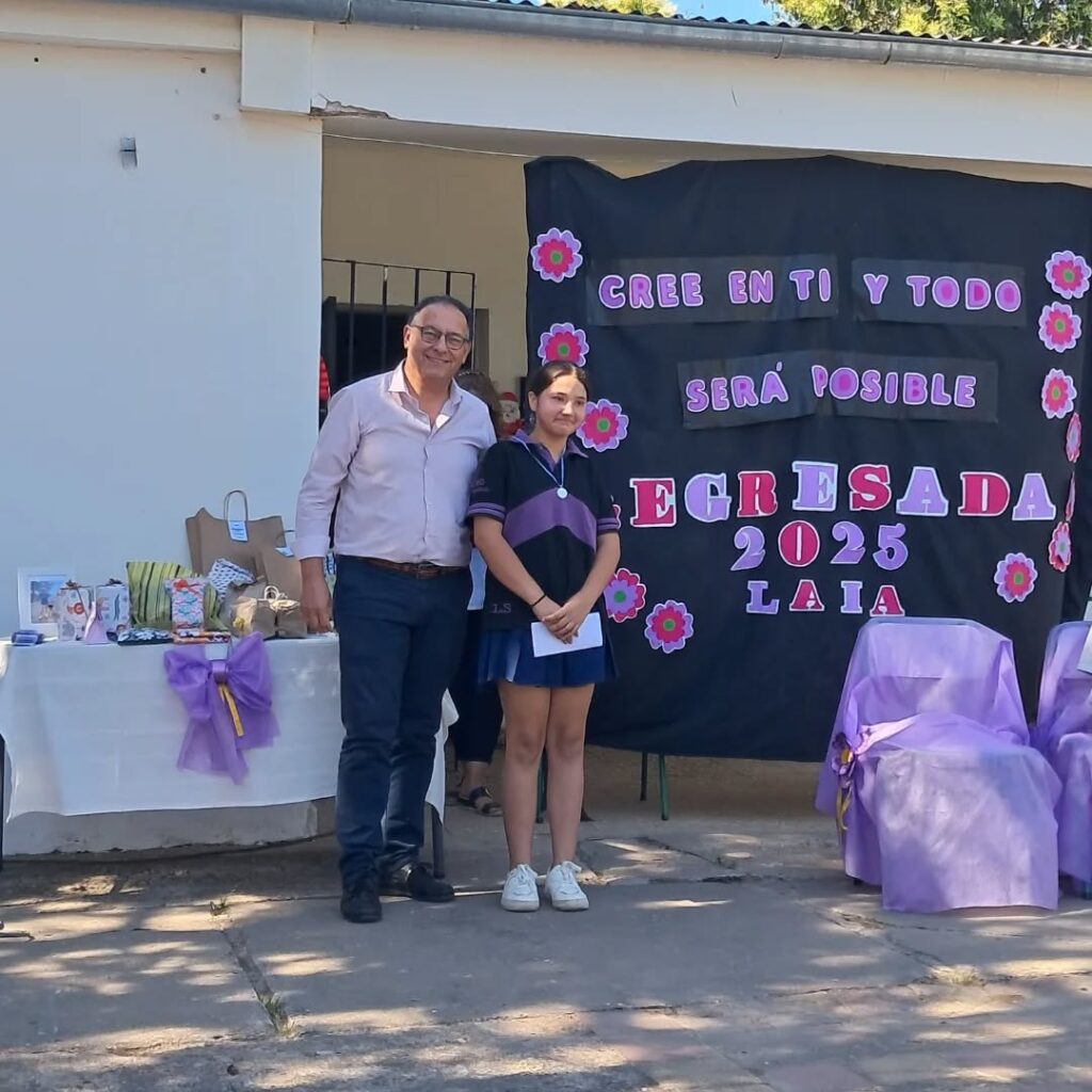 Puede ser una imagen de una o varias personas y texto que dice "ENTI EN TO GRECENTIYTODO Y TODO SERAPOSIBLE SERA POSIBLE EGRISADA A 2025 LAIA"