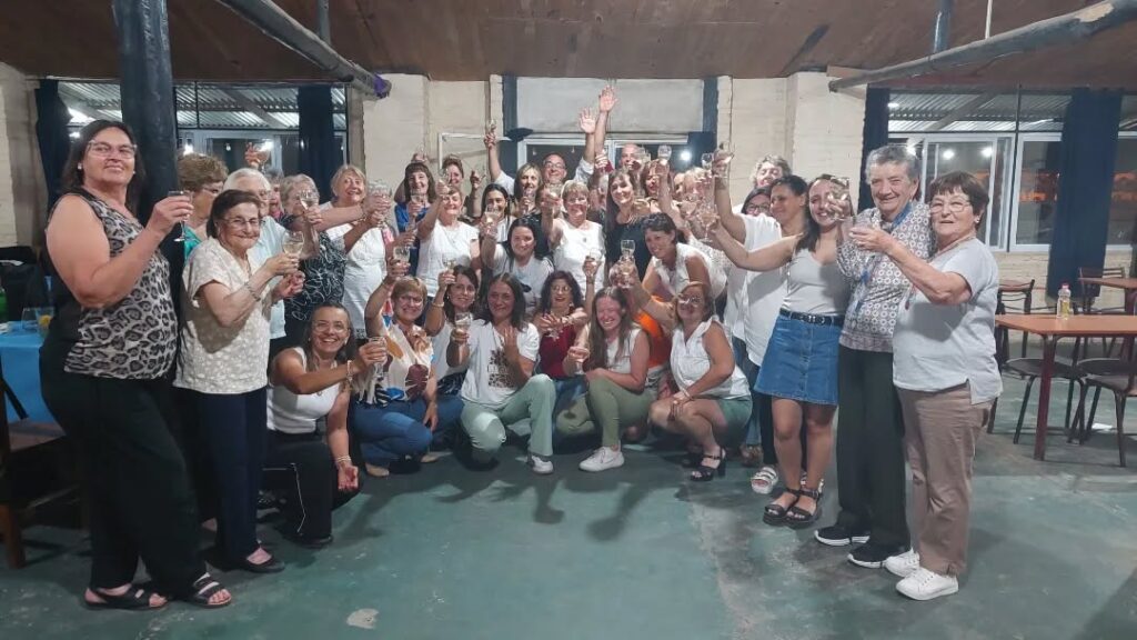 Puede ser una imagen de una o varias personas y personas sonriendo