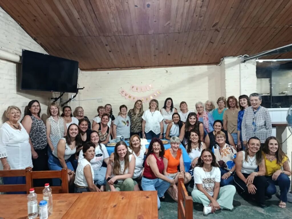 Puede ser una imagen de una o varias personas y personas sonriendo