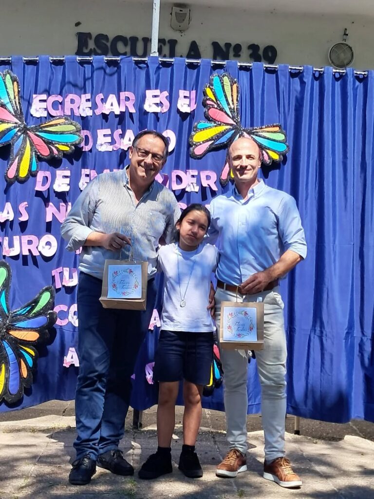 Puede ser una imagen de texto que dice "EGRESAR ESE DESA SDESAO ESA DE AS N URO DER 高學 ح A eema"