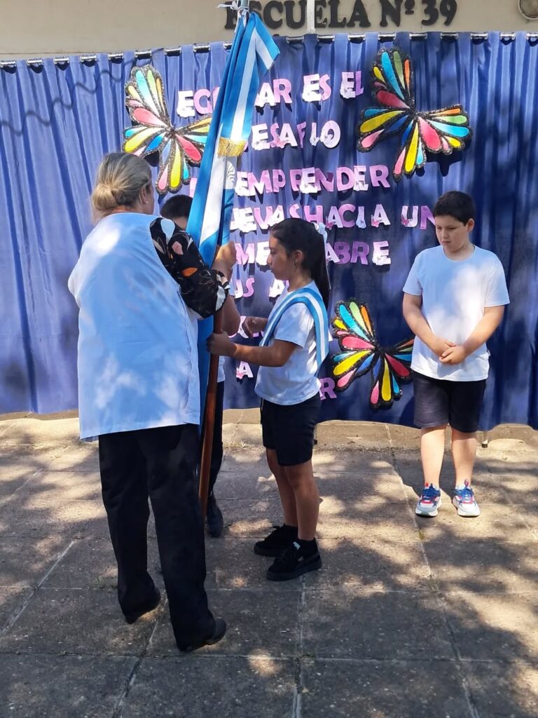 Puede ser una imagen de texto que dice "CUELAN'39 rИOT EC ESEL ESAFIO 1 EMPTENDER ΕΜΡ EИC4ACKA ME ABRE"