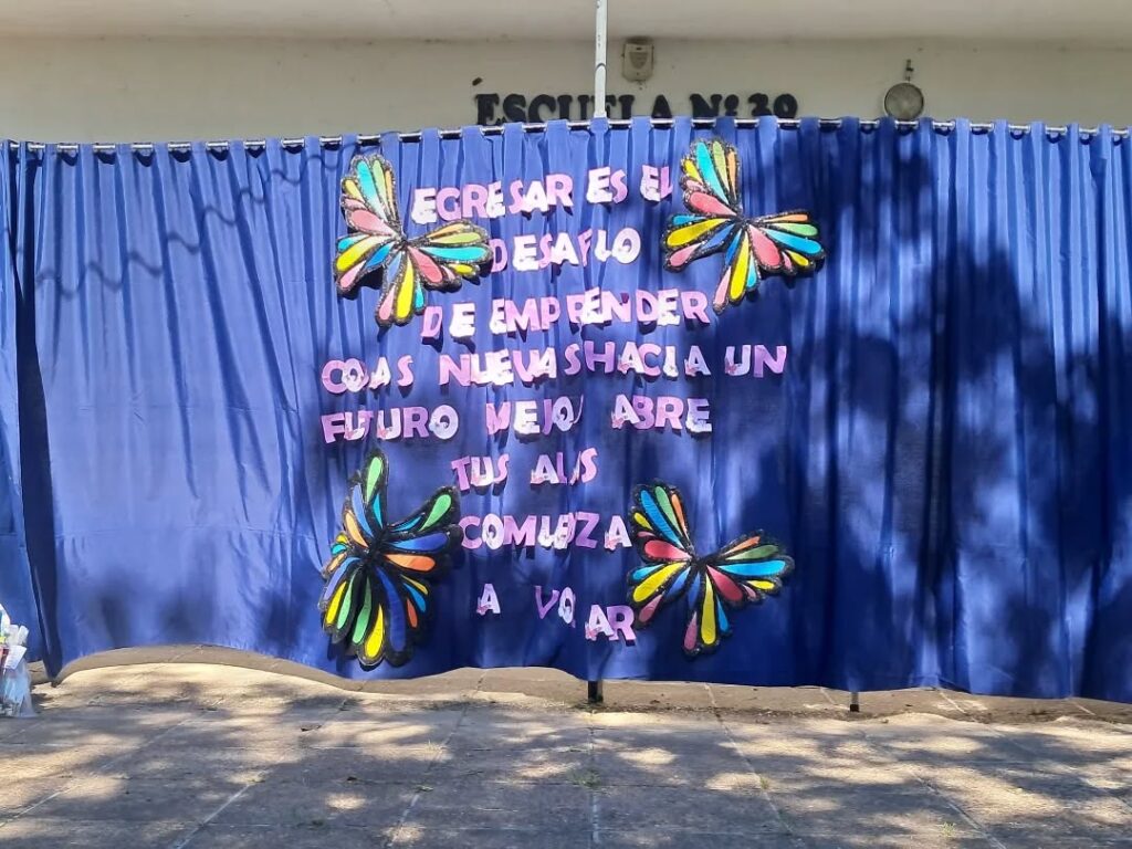 Puede ser una imagen de texto que dice "EGRESAR ESEL EGRESARESEL F ES DESATLO DE EMPRENDER EMP RENDER COAS NLEVASHACI NUEVA SHACI UN FUURO ΜεΙΟ ABRE TUS ALS COMLAZA"