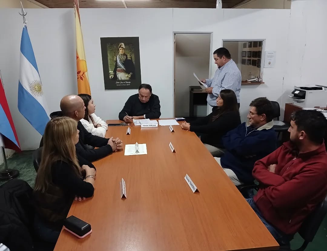 Puede ser una imagen de una o varias personas, personas estudiando y texto