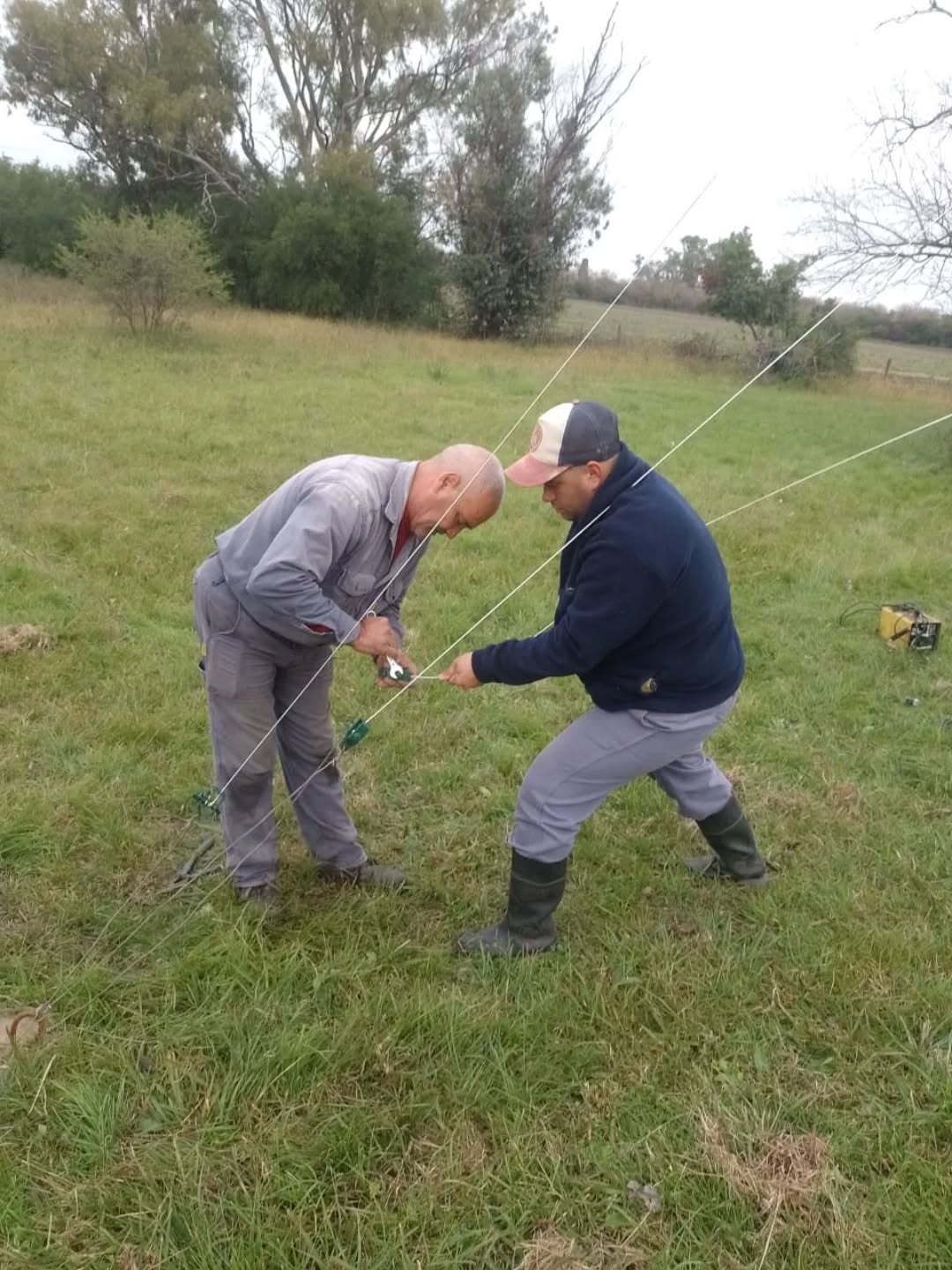 Puede ser una imagen de golf, tiro al plato, caña de pescar, campo de golf y césped