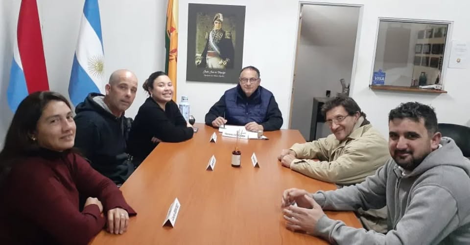 Puede ser una imagen de una o varias personas, tabla y texto