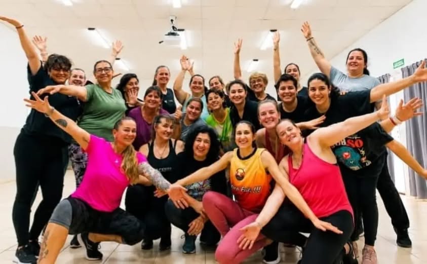 Puede ser una imagen de yoga, sonrisas y bailando