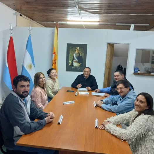 Puede ser una imagen de una o varias personas y texto